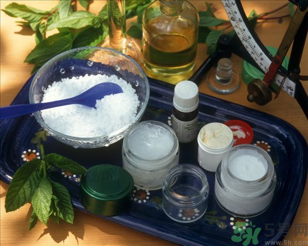 去年沒用完的防曬霜今年還能用嗎？擦護(hù)膚品直接用手取好嗎？