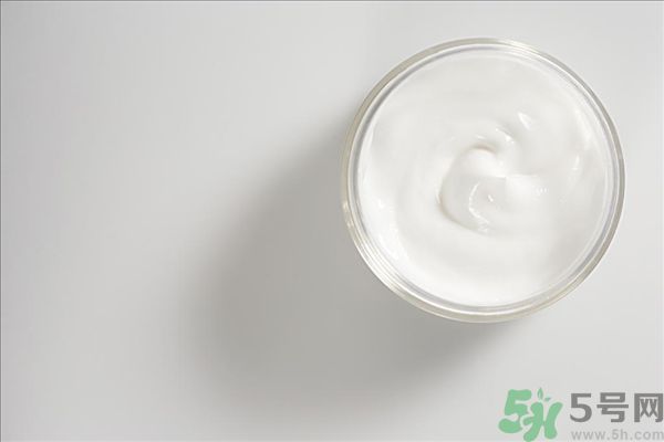 去年沒用完的防曬霜今年還能用嗎？擦護(hù)膚品直接用手取好嗎？