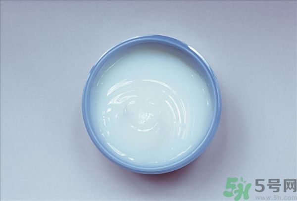去年沒用完的防曬霜今年還能用嗎？擦護(hù)膚品直接用手取好嗎？