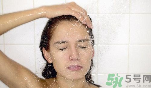 洗澡的時候耳朵進(jìn)水了怎么辦?耳朵進(jìn)水有什么危害