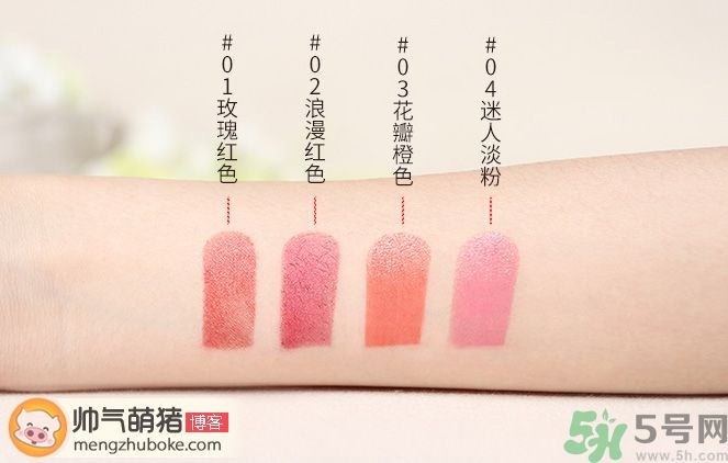 PONY Memebox口紅真假辨別試色 櫻花款真?zhèn)螌Ρ?/h1>

時間：2016-06-22 14:53:12 編輯：本站整理 8644
分享至：



 c_4(); 
“PONY Memebox”這個品牌很多人了解的都并不多，而PONY Memebox口紅便是這兩家合作之后推出的一款全新的產(chǎn)品，并用韓國彩妝女神pony與memebox作為產(chǎn)品的名稱，首先我要給這款產(chǎn)品一個中肯的評價的確是不錯的產(chǎn)品，也因此招致很多妹子們的喜歡，不過也只引了很多的假貨商們，為了妹子們的”錢財與美色“的安全，小編就送上關(guān)于PONY Memebox口紅真假辨別，并送上PONY Memebox口紅試色，幫助大家如何PONY Memebox口紅選擇。PONY Memebox的產(chǎn)品實際是挺不錯的，比如今天我們來辨別的這款口紅啦，顏色真的美得不要不要的，就如同名字一樣，像櫻花一樣的美麗浪漫的顏色，無論是質(zhì)感還是外貌都不輸給大牌。這款口紅是滋潤保濕型的，細膩留香的唇膏，看上去硬邦邦的膏體，其實很柔軟，涂上去水水潤潤的很保濕，讓嘴唇瞬間粉粉嫩嫩的，美到驚人。無論膏體質(zhì)里還是顏色都棒棒噠。當然，以上特點都僅限于正品，如果你不幸買到這個品牌的假貨口紅，那你就危險了!那么要如何辨別真?zhèn)蜳ONY Memebox口紅呢?下面是帥氣萌豬的一些整理，希望有用。真假貨對比看假貨普遍問題這是包裝正面最先發(fā)現(xiàn)的一個問題，注意上面打了紅圈的位置，產(chǎn)品LOGO邊框的形狀，單看假貨似乎沒什么問題，但有了對比就不一樣了。真貨的中間的方框是正方形的，假貨中間的方框是長方形的。再細看，又發(fā)現(xiàn)紙盒色調(diào)上出現(xiàn)差異，左邊正品包裝盒的圖案背景是淡粉色的，而假貨的包裝盒圖案背景是較深的粉色的。打開紙盒取出口紅，來看內(nèi)瓶身的真假對比有何出入，大家看這一個，加紅圈的位置，還是LOGO的差異。對比下正品與假貨的包裝上的英文字體“PONY”，正品的是帶反光效果的，不同角度有不同的顏色出現(xiàn)，而假貨的是暗淡灰色的。再看同款顏色的口紅膏體頭部的對比，也是有不同之處的。正品的膏體頭部有一圈邊緣，把頭部分成小兩層的，頭部像是凸起了一圈看起來精致又美觀。而假貨的的頭部是圓滑平整的，與正品大不相同，這種在相當普遍了，沒什么特點可言。在瓶身與蓋子的接合位置，還發(fā)現(xiàn)了另一個問題，一個極細微的差別，但卻是真實存在的?？次掖蛄诵〖t標注的位置，正品的瓶身與瓶蓋接合處有四個凸點，這個設計是可以更好的牢固瓶身與瓶蓋的緊密度，防止脫出。而假貨是沒有這四個凸點，所以假貨蓋子實測發(fā)現(xiàn)明顯不如正品的那樣牢靠，有時倒過到它都人脫落下來。正品真貨特征詳解總體來看正品包裝挺實在的，特別是紙盒的用料及質(zhì)感，都是硬朗的，絕不會出現(xiàn)假貨紙盒的皮軟現(xiàn)象。正品的PONY
Memebox口紅其實一共有四個不同的顏色，適合各個不同的場合。四個色的紙盒風格是一致的。注意一下尺寸，已經(jīng)測量正品紙盒尺寸高度為71mm，立面厚度為18mm。本次實拍的為原裝韓國專柜正品，背面印有韓文說明，文字清晰。整體內(nèi)瓶為全白的方管設計，簡潔大氣，上面還帶有金屬鐳射的的pony標志，有反光效果。這個品牌畢竟是知名品牌，其工藝是標準的，比如瓶蓋與瓶身這做工上也是較為講究細節(jié)的，很精致的。PONY口紅試色正品四色對比展示實拍照片，四個顏色分別為#O1玫瑰紅色、#02浪漫紅色、#03花瓣橙色、#04迷人淡粉。各有特點，但相同點是上妝效果都很好。#O1玫瑰紅色：這款能給唇自然血色的半啞光效果，質(zhì)感的暗紅色，是比較自然的紅色，日常涂都可以;#02浪漫紅色：如同染色唇液般顯色，鮮明的細膩啞光質(zhì)感的櫻桃紅色。#03花瓣橙色：這款是水潤透明光澤的新鮮日常粉橙色，非常百搭的一個顏色，能hold住很多妝容;#04迷人淡粉：水潤透明光澤的浪漫情調(diào)櫻花粉色，很溫柔淑女，適合軟妹子日常妝容使用。01號跟02號是半啞光質(zhì)地，霧面效果涂出來很有味道;03號和04號是水潤系列，涂上去后比較水潤。正品PONY
Memebox口紅四色上膚顏色對比，四個色是有明顯的區(qū)別的，目前發(fā)現(xiàn)市面的假貨基本都會存在顏色不齊的問題，以1號和3號多，少有2號和4的假貨出現(xiàn)。 

 b_4(); 


巴黎歐萊雅奇煥光采水光空氣輕墊腮紅使用方法 保質(zhì)期多久
蘭蔻搖搖氣墊唇油怎么樣?蘭蔻搖搖氣墊唇油好用嗎?

網(wǎng)站首頁
返回欄目


相關(guān)文章

1口紅怎么不掉色不沾杯 口紅掉色的好一點還是不掉的好一點浏览:3468 2散粉可以直接上臉嗎 散粉可以涂在口紅上嗎浏览:1万+ 1唇膜可以當口紅打底嗎 唇膜可以涂臉上嗎 2撕拉口紅怎么用 撕拉口紅怎么涂 3花西子口紅保質(zhì)期多久 花西子口紅多少錢 4花西子口紅滋潤度怎么樣 花西子口紅孕婦能用嗎 5花西子口紅怎么樣 花西子口紅成分 6圣羅蘭口紅怎么辨別真假 圣羅蘭口紅怎么查詢是正品 


熱門文章


2018口紅熱賣排行榜10強 十大最好用的口紅排行tf口紅是哪個國家的牌子?tf口紅是什么牌子全名? 

口紅保質(zhì)期一般多久？口紅保質(zhì)期過了能用嗎？蘿卜丁口紅是什么牌子?蘿卜丁口紅多少錢?迪奧999啞光和滋潤怎么區(qū)分 試色對比哪個更好看ahc水乳好用嗎？ahc水乳怎么樣？mac牛血紅色號是什么？mac牛血色試色CC棒應該怎么用呢 CC棒怎么清潔呢mac口紅是哪個國家的牌子 mac口紅算什么檔次阿瑪尼405適合黃皮嗎 阿瑪尼405黃皮試色迪奧999口紅真假怎么辨別?迪奧999口紅真假對比圖ysl口紅圓管試色大全 圣羅蘭口紅圓管幾號最好看tf口紅多少錢一支?tf口紅專柜價格YSL為什么叫楊樹林口紅 YSL為啥叫楊樹林 


5H跟帖 
















網(wǎng)友評論僅供其表達個人看法，并不表明5h立場。





		var mydate = new Date();
		var year = mydate.getFullYear();
		var month = mydate.getMonth();
		var day = mydate.getDate()
		var nowdate = year+"-"+month+"-"+day
		
		$("#imageField").click(function(){
			var commentcont = $(".comment-text").val();
			if($(".comment-text").val()==""){
				alert("您沒什么話要說嗎？");
			}else{
				var data = {
					nomember:1,
					saytext:commentcont,
					id : $("#id").attr("value"),
					ecmsfrom : $("#ecmsfrom").attr("value"),
					classid : $("#classid").attr("value"),
					enews : $("#enews").attr("value"),
					repid : $("#repid").attr("value")
				};				
				$.ajax({
					type: "POST",
					url: "/e/pl/doaction.php",
					data: data,
					dataType:'text',
					success: function(msg){
						$(".comment-text").val("");
						$(".comment-body").prepend('<li><div   id="uinrae7"   class="combd-title"><span id="wgkunwk"    class="title">本站網(wǎng)友:匿名</span><span id="bwklnwb"    class="time">'+nowdate+'</span></div><p class="combd-bd">'+commentcont+'</p></li>')
					}
				});
			}	
		})	
	
 
