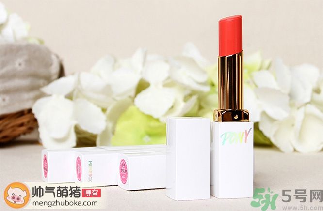 PONY Memebox口紅真假辨別試色 櫻花款真?zhèn)螌Ρ?/h1>

時間：2016-06-22 14:53:12 編輯：本站整理 8644
分享至：



 c_4(); 
“PONY Memebox”這個品牌很多人了解的都并不多，而PONY Memebox口紅便是這兩家合作之后推出的一款全新的產(chǎn)品，并用韓國彩妝女神pony與memebox作為產(chǎn)品的名稱，首先我要給這款產(chǎn)品一個中肯的評價的確是不錯的產(chǎn)品，也因此招致很多妹子們的喜歡，不過也只引了很多的假貨商們，為了妹子們的”錢財與美色“的安全，小編就送上關(guān)于PONY Memebox口紅真假辨別，并送上PONY Memebox口紅試色，幫助大家如何PONY Memebox口紅選擇。PONY Memebox的產(chǎn)品實際是挺不錯的，比如今天我們來辨別的這款口紅啦，顏色真的美得不要不要的，就如同名字一樣，像櫻花一樣的美麗浪漫的顏色，無論是質(zhì)感還是外貌都不輸給大牌。這款口紅是滋潤保濕型的，細膩留香的唇膏，看上去硬邦邦的膏體，其實很柔軟，涂上去水水潤潤的很保濕，讓嘴唇瞬間粉粉嫩嫩的，美到驚人。無論膏體質(zhì)里還是顏色都棒棒噠。當然，以上特點都僅限于正品，如果你不幸買到這個品牌的假貨口紅，那你就危險了!那么要如何辨別真?zhèn)蜳ONY Memebox口紅呢?下面是帥氣萌豬的一些整理，希望有用。真假貨對比看假貨普遍問題這是包裝正面最先發(fā)現(xiàn)的一個問題，注意上面打了紅圈的位置，產(chǎn)品LOGO邊框的形狀，單看假貨似乎沒什么問題，但有了對比就不一樣了。真貨的中間的方框是正方形的，假貨中間的方框是長方形的。再細看，又發(fā)現(xiàn)紙盒色調(diào)上出現(xiàn)差異，左邊正品包裝盒的圖案背景是淡粉色的，而假貨的包裝盒圖案背景是較深的粉色的。打開紙盒取出口紅，來看內(nèi)瓶身的真假對比有何出入，大家看這一個，加紅圈的位置，還是LOGO的差異。對比下正品與假貨的包裝上的英文字體“PONY”，正品的是帶反光效果的，不同角度有不同的顏色出現(xiàn)，而假貨的是暗淡灰色的。再看同款顏色的口紅膏體頭部的對比，也是有不同之處的。正品的膏體頭部有一圈邊緣，把頭部分成小兩層的，頭部像是凸起了一圈看起來精致又美觀。而假貨的的頭部是圓滑平整的，與正品大不相同，這種在相當普遍了，沒什么特點可言。在瓶身與蓋子的接合位置，還發(fā)現(xiàn)了另一個問題，一個極細微的差別，但卻是真實存在的?？次掖蛄诵〖t標注的位置，正品的瓶身與瓶蓋接合處有四個凸點，這個設計是可以更好的牢固瓶身與瓶蓋的緊密度，防止脫出。而假貨是沒有這四個凸點，所以假貨蓋子實測發(fā)現(xiàn)明顯不如正品的那樣牢靠，有時倒過到它都人脫落下來。正品真貨特征詳解總體來看正品包裝挺實在的，特別是紙盒的用料及質(zhì)感，都是硬朗的，絕不會出現(xiàn)假貨紙盒的皮軟現(xiàn)象。正品的PONY
Memebox口紅其實一共有四個不同的顏色，適合各個不同的場合。四個色的紙盒風格是一致的。注意一下尺寸，已經(jīng)測量正品紙盒尺寸高度為71mm，立面厚度為18mm。本次實拍的為原裝韓國專柜正品，背面印有韓文說明，文字清晰。整體內(nèi)瓶為全白的方管設計，簡潔大氣，上面還帶有金屬鐳射的的pony標志，有反光效果。這個品牌畢竟是知名品牌，其工藝是標準的，比如瓶蓋與瓶身這做工上也是較為講究細節(jié)的，很精致的。PONY口紅試色正品四色對比展示實拍照片，四個顏色分別為#O1玫瑰紅色、#02浪漫紅色、#03花瓣橙色、#04迷人淡粉。各有特點，但相同點是上妝效果都很好。#O1玫瑰紅色：這款能給唇自然血色的半啞光效果，質(zhì)感的暗紅色，是比較自然的紅色，日常涂都可以;#02浪漫紅色：如同染色唇液般顯色，鮮明的細膩啞光質(zhì)感的櫻桃紅色。#03花瓣橙色：這款是水潤透明光澤的新鮮日常粉橙色，非常百搭的一個顏色，能hold住很多妝容;#04迷人淡粉：水潤透明光澤的浪漫情調(diào)櫻花粉色，很溫柔淑女，適合軟妹子日常妝容使用。01號跟02號是半啞光質(zhì)地，霧面效果涂出來很有味道;03號和04號是水潤系列，涂上去后比較水潤。正品PONY
Memebox口紅四色上膚顏色對比，四個色是有明顯的區(qū)別的，目前發(fā)現(xiàn)市面的假貨基本都會存在顏色不齊的問題，以1號和3號多，少有2號和4的假貨出現(xiàn)。 

 b_4(); 


巴黎歐萊雅奇煥光采水光空氣輕墊腮紅使用方法 保質(zhì)期多久
蘭蔻搖搖氣墊唇油怎么樣?蘭蔻搖搖氣墊唇油好用嗎?

網(wǎng)站首頁
返回欄目


相關(guān)文章

1口紅怎么不掉色不沾杯 口紅掉色的好一點還是不掉的好一點浏览:3468 2散粉可以直接上臉嗎 散粉可以涂在口紅上嗎浏览:1万+ 1唇膜可以當口紅打底嗎 唇膜可以涂臉上嗎 2撕拉口紅怎么用 撕拉口紅怎么涂 3花西子口紅保質(zhì)期多久 花西子口紅多少錢 4花西子口紅滋潤度怎么樣 花西子口紅孕婦能用嗎 5花西子口紅怎么樣 花西子口紅成分 6圣羅蘭口紅怎么辨別真假 圣羅蘭口紅怎么查詢是正品 


熱門文章


2018口紅熱賣排行榜10強 十大最好用的口紅排行tf口紅是哪個國家的牌子?tf口紅是什么牌子全名? 

口紅保質(zhì)期一般多久？口紅保質(zhì)期過了能用嗎？蘿卜丁口紅是什么牌子?蘿卜丁口紅多少錢?迪奧999啞光和滋潤怎么區(qū)分 試色對比哪個更好看ahc水乳好用嗎？ahc水乳怎么樣？mac牛血紅色號是什么？mac牛血色試色CC棒應該怎么用呢 CC棒怎么清潔呢mac口紅是哪個國家的牌子 mac口紅算什么檔次阿瑪尼405適合黃皮嗎 阿瑪尼405黃皮試色迪奧999口紅真假怎么辨別?迪奧999口紅真假對比圖ysl口紅圓管試色大全 圣羅蘭口紅圓管幾號最好看tf口紅多少錢一支?tf口紅專柜價格YSL為什么叫楊樹林口紅 YSL為啥叫楊樹林 


5H跟帖 
















網(wǎng)友評論僅供其表達個人看法，并不表明5h立場。





		var mydate = new Date();
		var year = mydate.getFullYear();
		var month = mydate.getMonth();
		var day = mydate.getDate()
		var nowdate = year+"-"+month+"-"+day
		
		$("#imageField").click(function(){
			var commentcont = $(".comment-text").val();
			if($(".comment-text").val()==""){
				alert("您沒什么話要說嗎？");
			}else{
				var data = {
					nomember:1,
					saytext:commentcont,
					id : $("#id").attr("value"),
					ecmsfrom : $("#ecmsfrom").attr("value"),
					classid : $("#classid").attr("value"),
					enews : $("#enews").attr("value"),
					repid : $("#repid").attr("value")
				};				
				$.ajax({
					type: "POST",
					url: "/e/pl/doaction.php",
					data: data,
					dataType:'text',
					success: function(msg){
						$(".comment-text").val("");
						$(".comment-body").prepend('<li><div   id="uinrae7"   class="combd-title"><span id="wgkunwk"    class="title">本站網(wǎng)友:匿名</span><span id="bwklnwb"    class="time">'+nowdate+'</span></div><p class="combd-bd">'+commentcont+'</p></li>')
					}
				});
			}	
		})	
	
 
