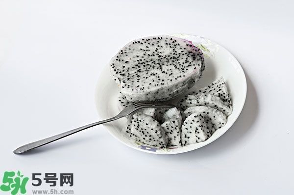 火龍果外面發(fā)霉了里面還能吃么？火龍果外皮爛了還能吃嗎？