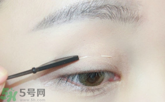 單眼皮怎么變雙眼皮了？單眼皮上面有一條線