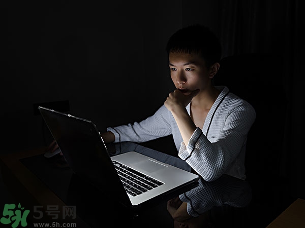 熬夜上火牙齦腫痛怎么辦？熬夜上火喉嚨痛怎么辦？