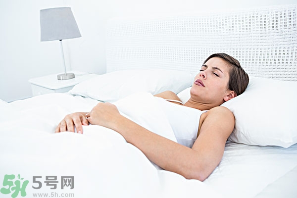 第一次來月經(jīng)是黑色的正常嗎？第一次月經(jīng)是黑色的是怎么回事？