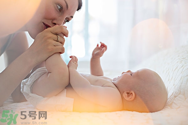 寶寶腳上起水泡怎么辦？寶寶腳底長透明水泡怎么辦？