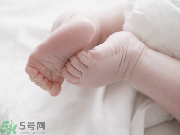 寶寶腳上起水泡怎么辦？寶寶腳底長透明水泡怎么辦？