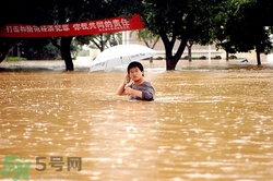 在雨水中走路容易得什么病？在雨水中走路有什么危害？