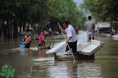在雨水中走路容易得什么?。吭谟晁凶呗酚惺裁次：?？