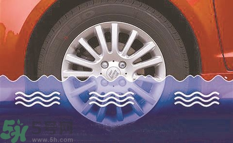 路面雨水多深車輛不宜通行？車輛在雨水中行駛要注意什么？