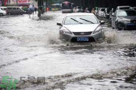路面雨水多深車輛不宜通行？車輛在雨水中行駛要注意什么？