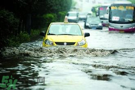 路面雨水多深車輛不宜通行？車輛在雨水中行駛要注意什么？