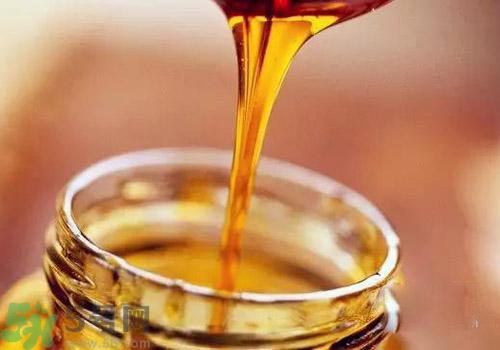 蜂蜜放在冰箱里結(jié)白晶是怎么回事？蜂蜜放在冰箱里結(jié)白晶可以吃嗎？