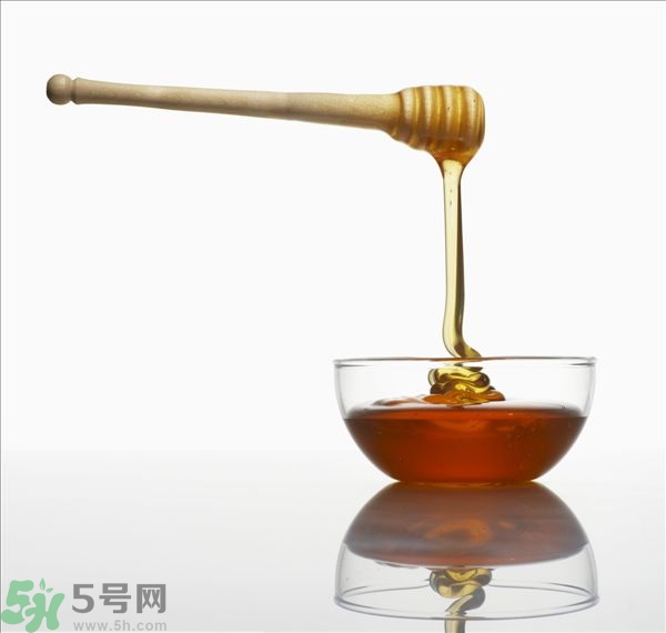 蜂蜜放久了有酒味是怎么回事？蜂蜜有酒味還能喝嗎？