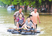在雨水中走路容易得什么??？在雨水中走路有什么危害？