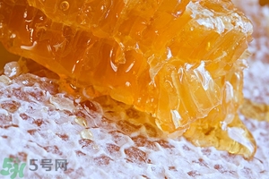 蜂蜜放久了有酒味是怎么回事？蜂蜜有酒味還能喝嗎？