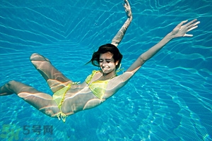 浮潛要穿泳衣嗎？浮潛要穿什么衣服？