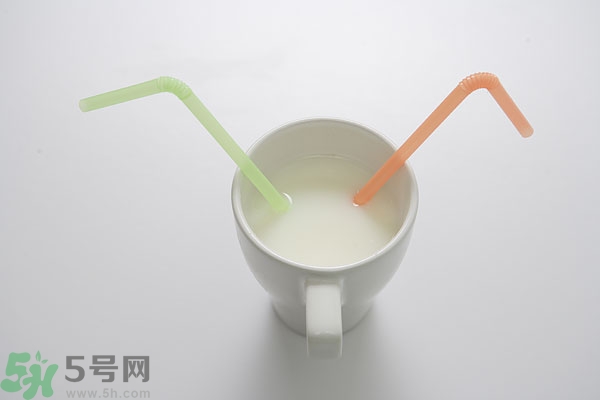 羊奶和牛奶哪個營養(yǎng)高?牛奶與羊奶哪個營養(yǎng)更好？