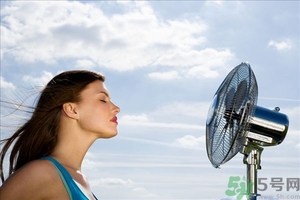 沒空調怎么讓屋里涼快？屋里沒空調怎么降溫？