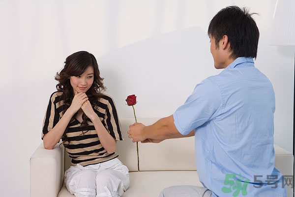 為什么看到男生會(huì)臉紅？看到男生會(huì)臉紅怎么辦？