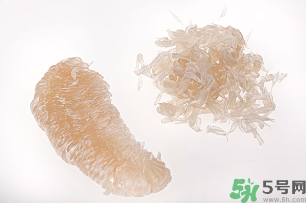 柚子的瓤是紅色正常嗎？柚子里面是紅色的能吃嗎？