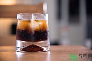 可樂第二天還可以喝嗎？隔夜的碳酸飲料可以喝嗎？