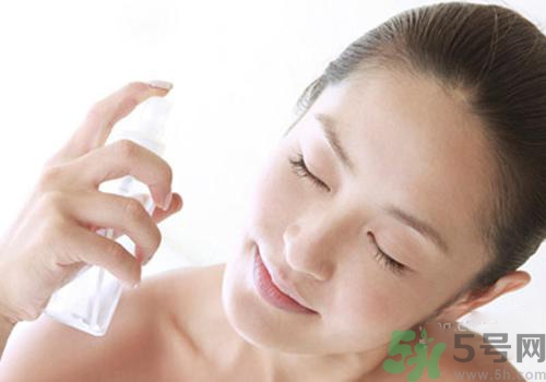 保濕噴霧可以當(dāng)爽膚水嗎？保濕噴霧和爽膚水有什么區(qū)別？