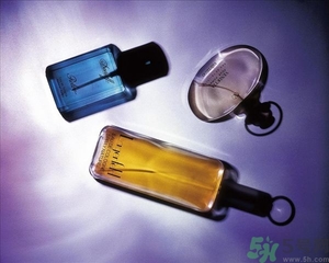 香水是噴在衣服上還是身體上？噴香水的正確位置