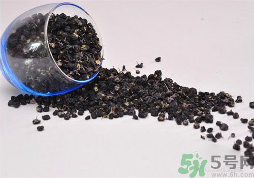 黑枸杞泡水是什么顏色？黑枸杞泡水是紫色的嗎？