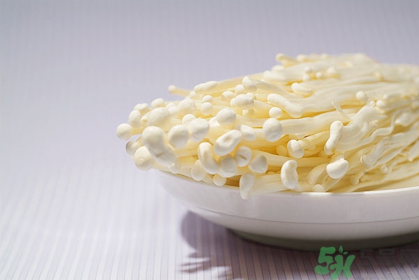 金針菇發(fā)霉了能吃嗎？金針菇長(zhǎng)白毛還能吃嗎？