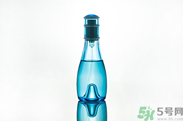 香水過(guò)敏了怎么辦？噴香水對(duì)身體有害嗎？