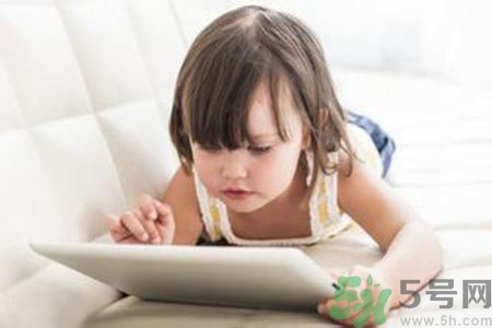 5歲男孩突然大叫頭疼 小孩玩平板電腦的危害有哪些？