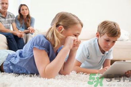 5歲男孩突然大叫頭疼 小孩玩平板電腦的危害有哪些？