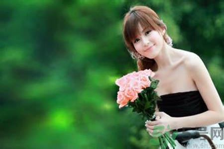 女人為什么一個胸大一個胸?。颗说膬蓚€胸為什么不一般大？