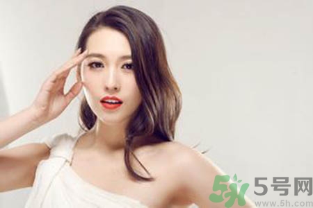 女人為什么一個胸大一個胸??？女人的兩個胸為什么不一般大？