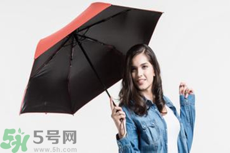 太陽(yáng)傘是黑膠好還是銀膠好？太陽(yáng)傘黑膠和銀膠哪個(gè)更防曬？