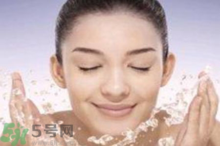 夏季臉上出油怎么回事？夏季臉上出油怎么辦？