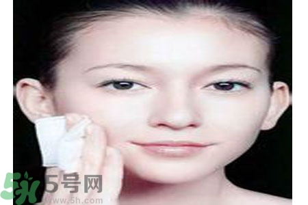 夏季臉上出油怎么回事？夏季臉上出油怎么辦？