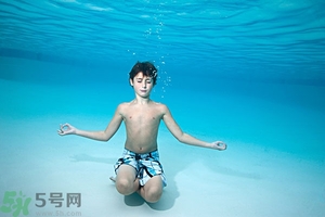 吃完晚飯可以立即游泳嗎？吃完飯游泳對身體好嗎？