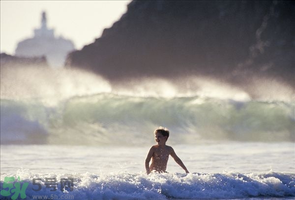 游泳不帶泳鏡可以嗎？在水下可以睜開眼睛嗎？