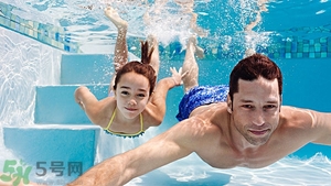 游泳不帶泳鏡可以嗎？在水下可以睜開眼睛嗎？