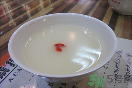 嬰兒能喝米湯加牛奶嗎？嬰兒喝米湯有什么好處？