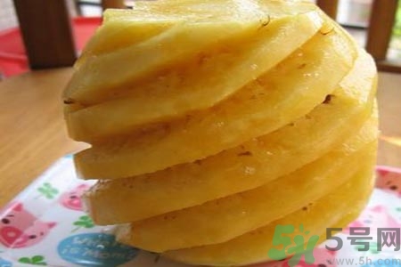 菠蘿為什么要用鹽水泡？吃菠蘿用不用泡鹽水？