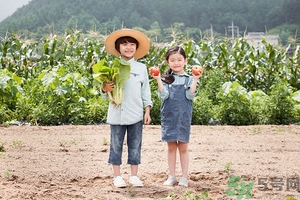 8歲男孩標準身高體重是多少？8歲女生標準身高體重是多少？