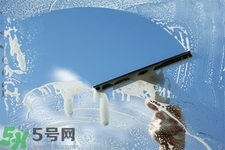 擦玻璃小竅門方法是什么？擦玻璃的小竅門有哪些？