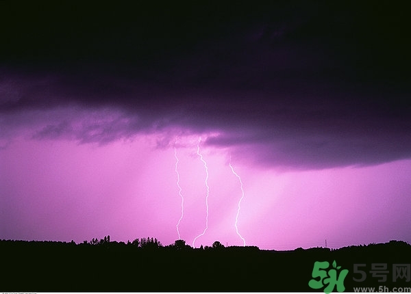 打雷可以撐傘嗎？打雷可以玩筆記本電腦嗎？