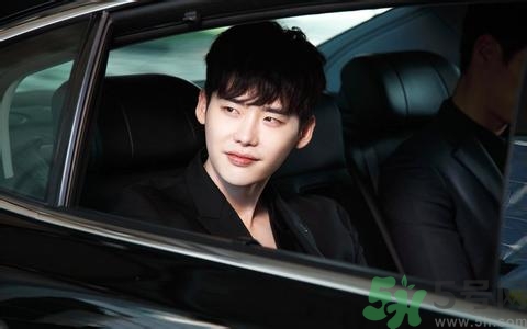 李鐘碩開的什么車？姜哲開的什么車？