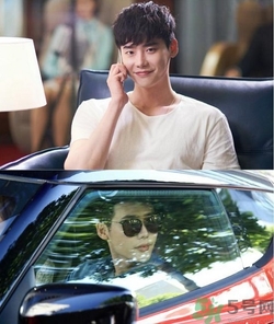 李鐘碩開的什么車？姜哲開的什么車？