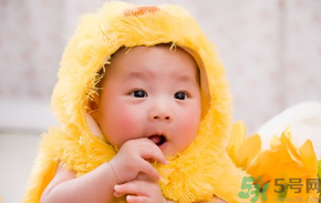 寶寶特別喜歡含著手指睡覺怎么辦？怎樣糾正寶寶含著手指睡覺的習慣？